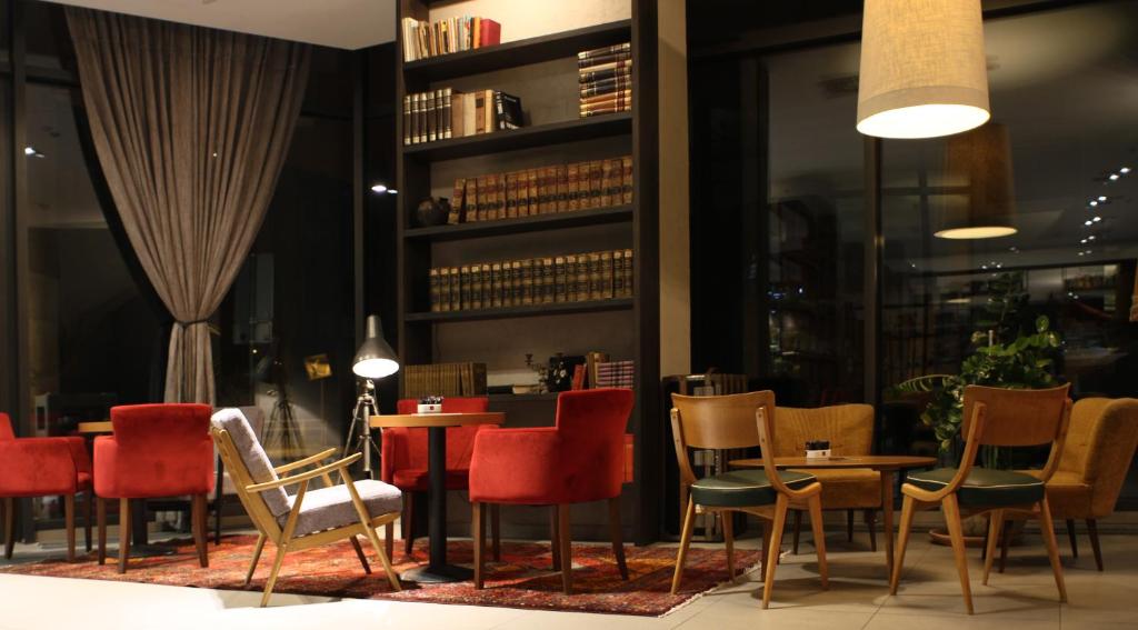 um restaurante com cadeiras vermelhas e mesas num quarto em Hotel Sliško em Zagreb