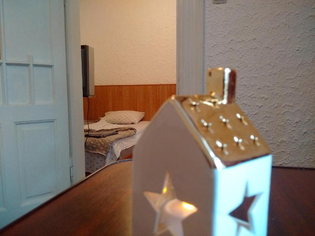 een kamer met een tafel met een ster erop bij Expo Home Stay in Boekarest
