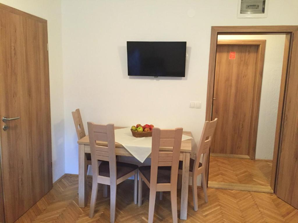 TV a/nebo společenská místnost v ubytování Apartmaji in sobe Tina