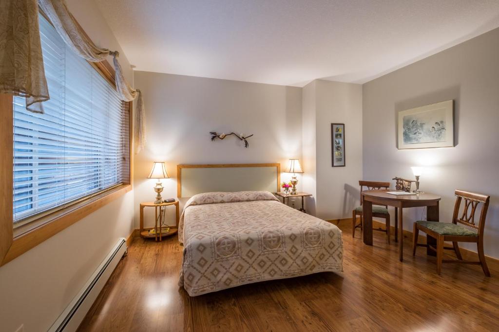 Een bed of bedden in een kamer bij Kiwi Cove Lodge
