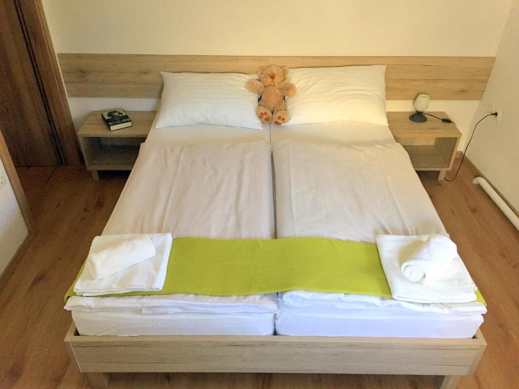 Postel nebo postele na pokoji v ubytování Apartmaji in sobe Tina