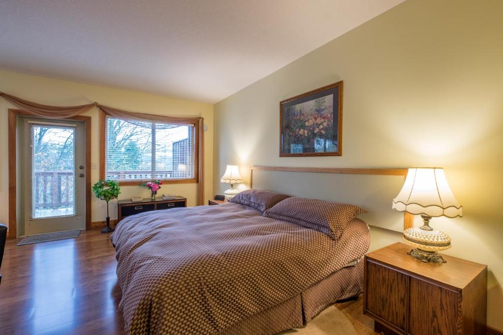 Een bed of bedden in een kamer bij Kiwi Cove Lodge