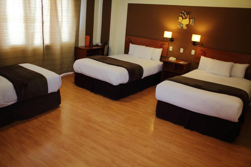 Postel nebo postele na pokoji v ubytování Intiqa Hotel