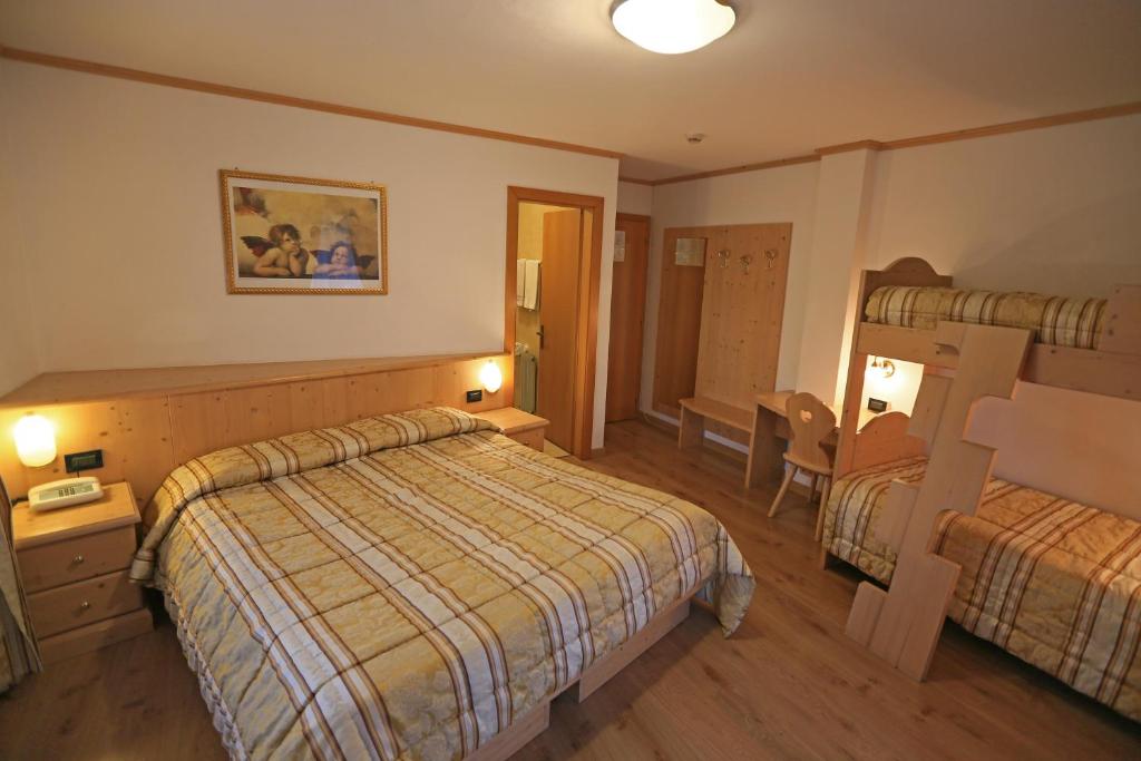 Postel nebo postele na pokoji v ubytování Hotel Chalet Alaska