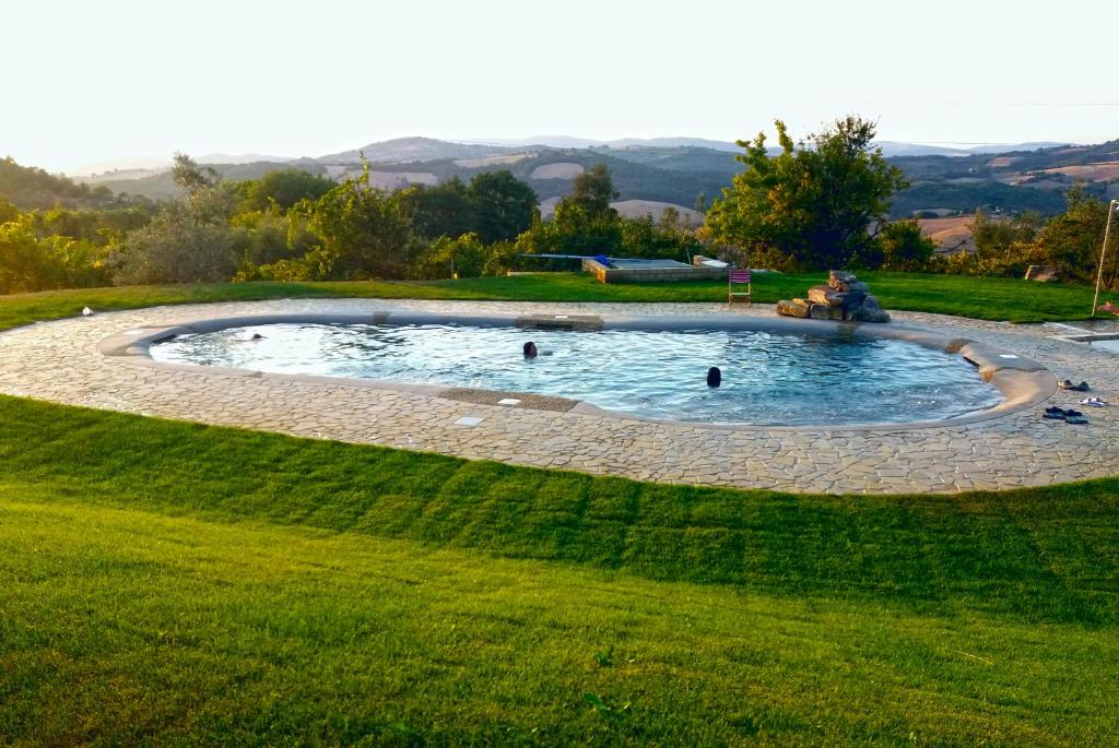 Bazén v ubytování Agriturismo Le Canterie nebo v jeho okolí