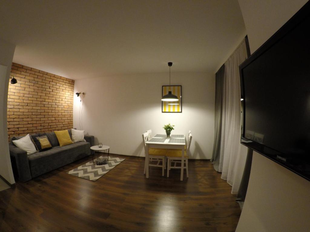 Televízia a/alebo spoločenská miestnosť v ubytovaní Apartament Izerski Klimat