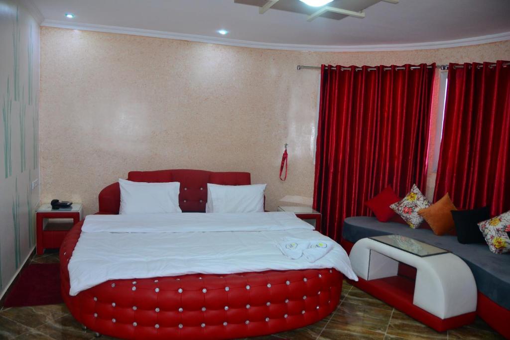 Una cama o camas en una habitación de Hôtel Hadaik Ain Asserdoune