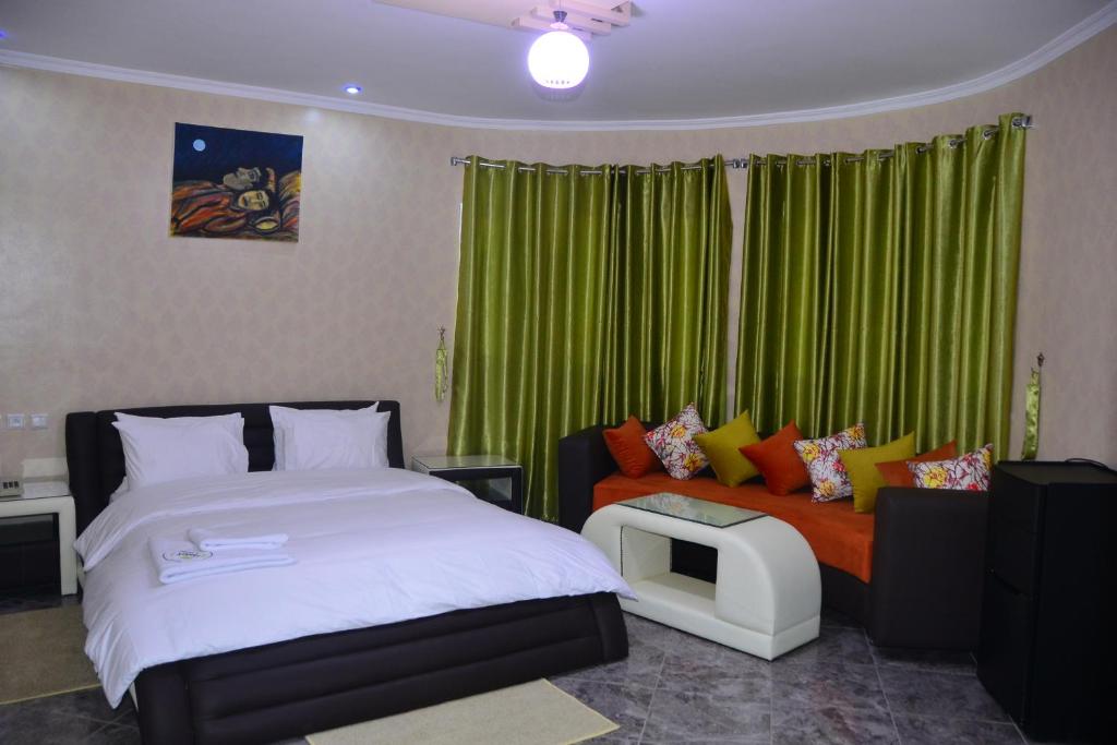 Una cama o camas en una habitación de Hôtel Hadaik Ain Asserdoune