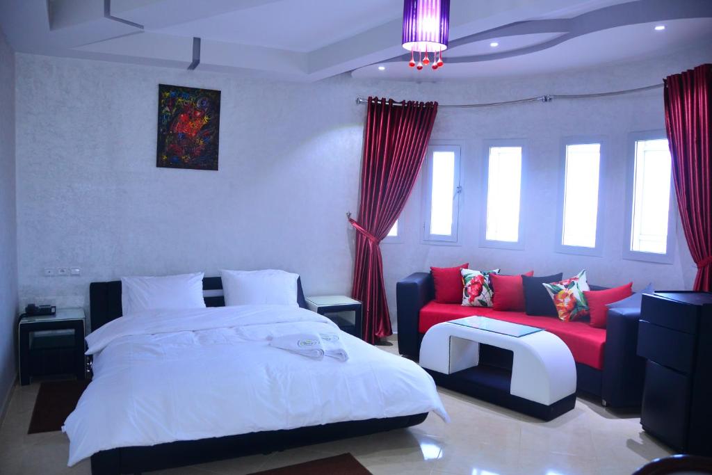 Säng eller sängar i ett rum på Hôtel Hadaik Ain Asserdoune