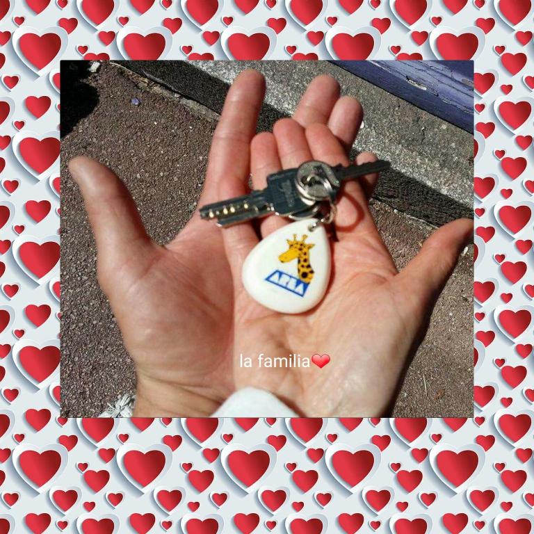 une personne tenant une chaîne de clés dans la main dans l'établissement La familia, à Gérardmer