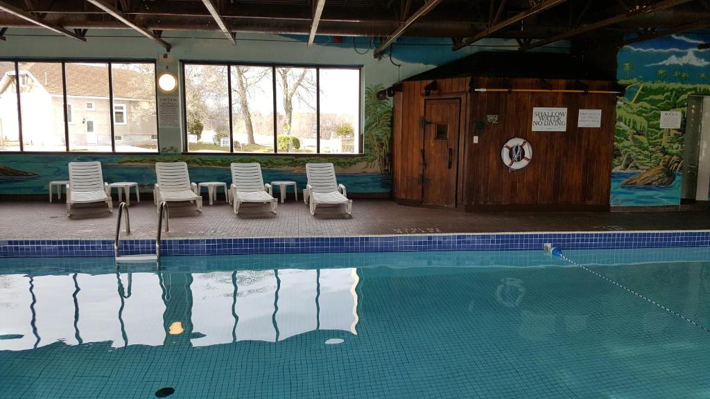 La alberca dentro o cerca de River Rapids Inn
