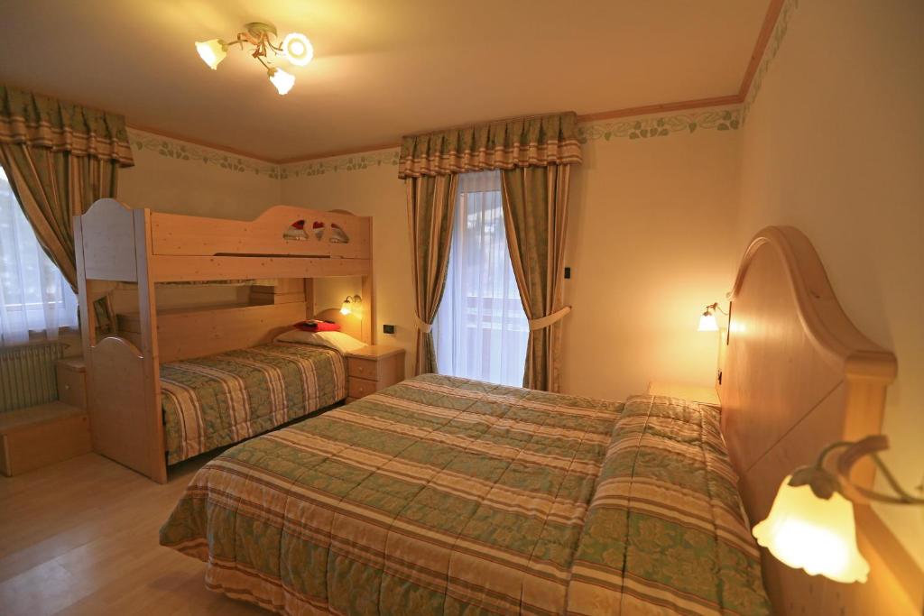 Postel nebo postele na pokoji v ubytování Hotel Chalet Alaska