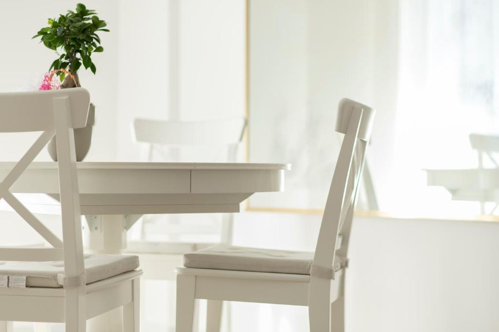 ナポリにあるCHERRY'S HOUSEの白い椅子、デスク、鉢植え