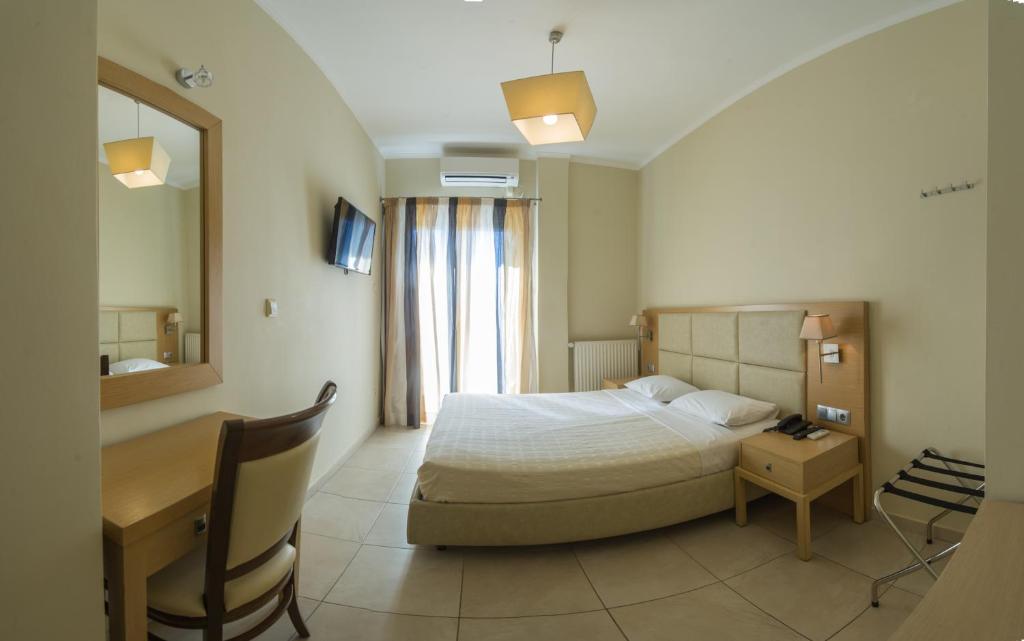 Tempat tidur dalam kamar di San Nectarios