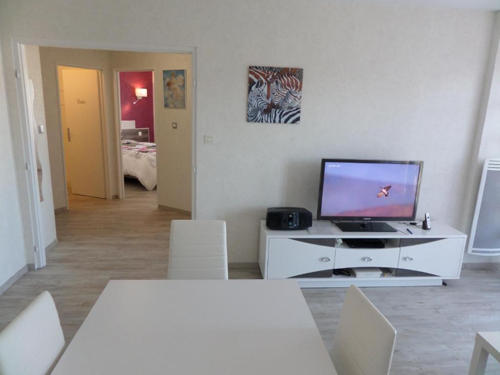 ヴィッテルにあるKatarinaの白いキャビネット上のテレビ付きのリビングルーム