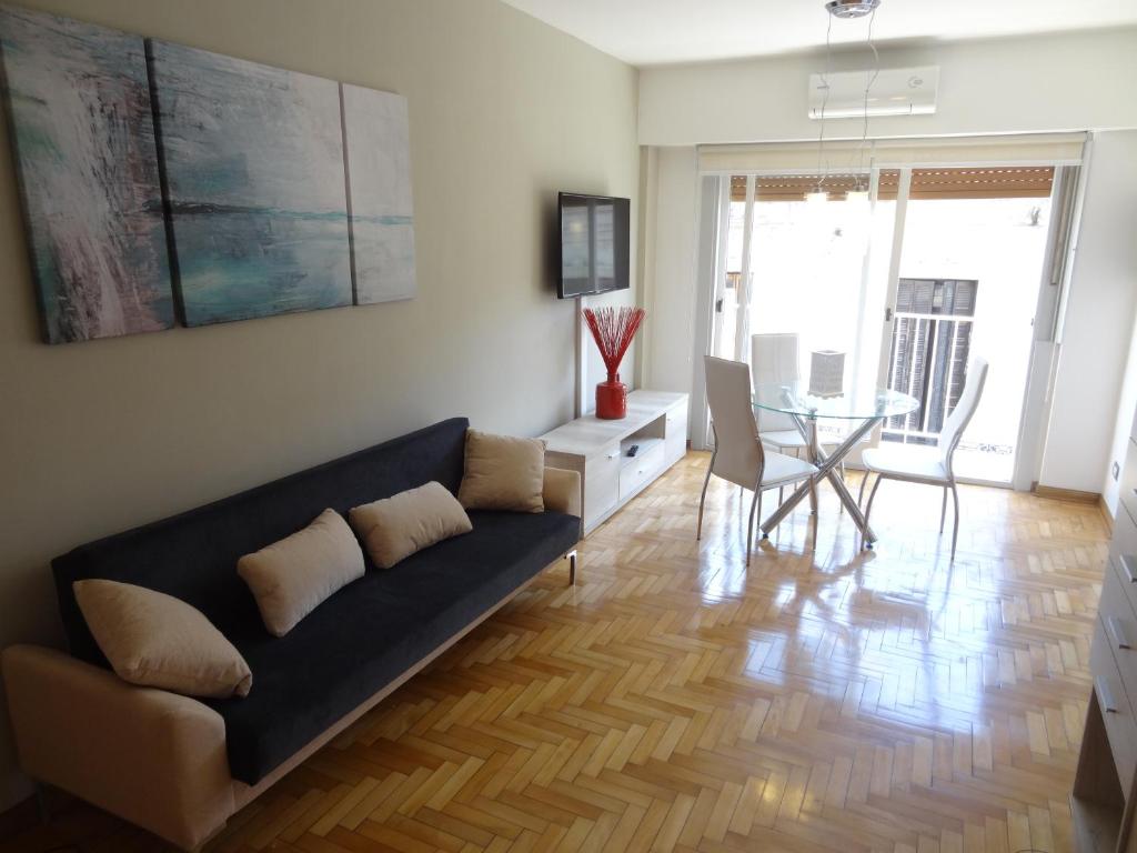 ein Wohnzimmer mit einem Sofa und einem Tisch in der Unterkunft Apartamento en San telmo in Buenos Aires