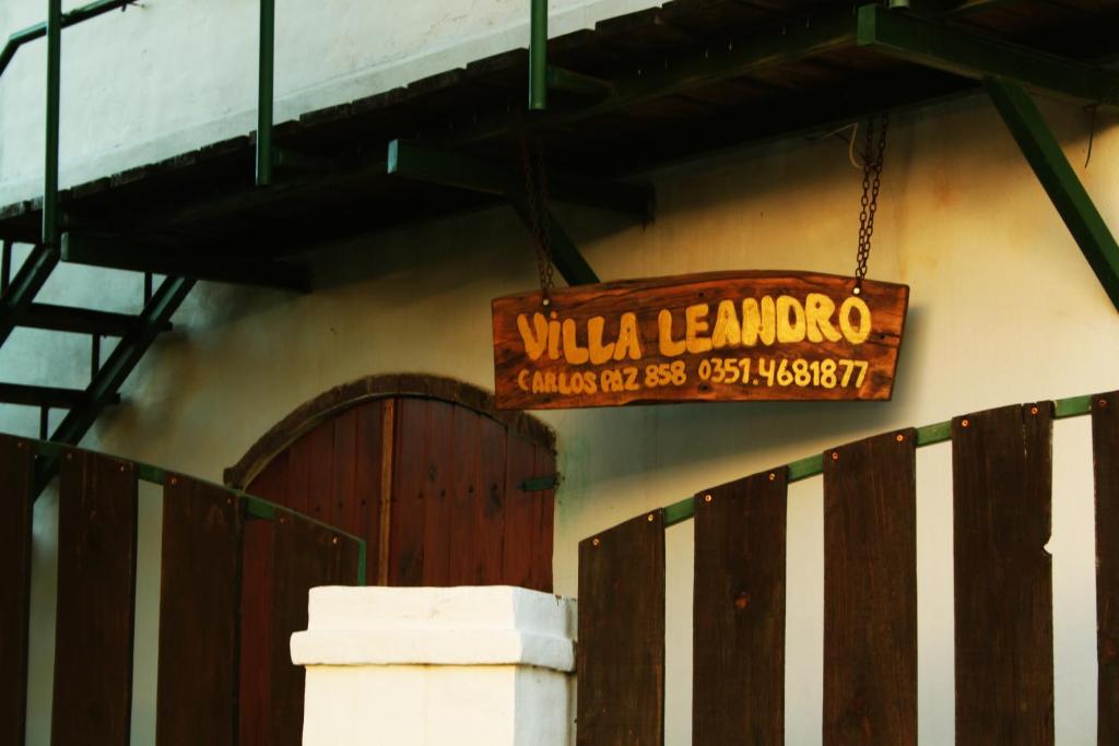 una señal colgando de un lado de un edificio en Villa Leandro en Mina Clavero