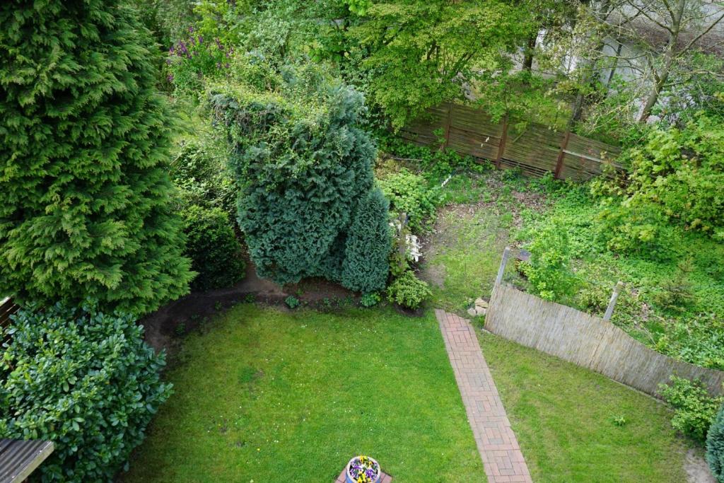 een luchtzicht op een tuin met een grote bush bij Apartmenthaus am Rennplatz in Bremen