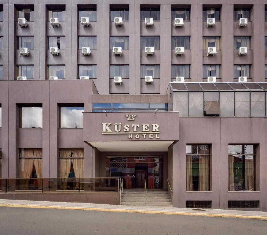 un edificio con un hotel kitschler di fronte ad esso di Kuster Hotel a Guarapuava