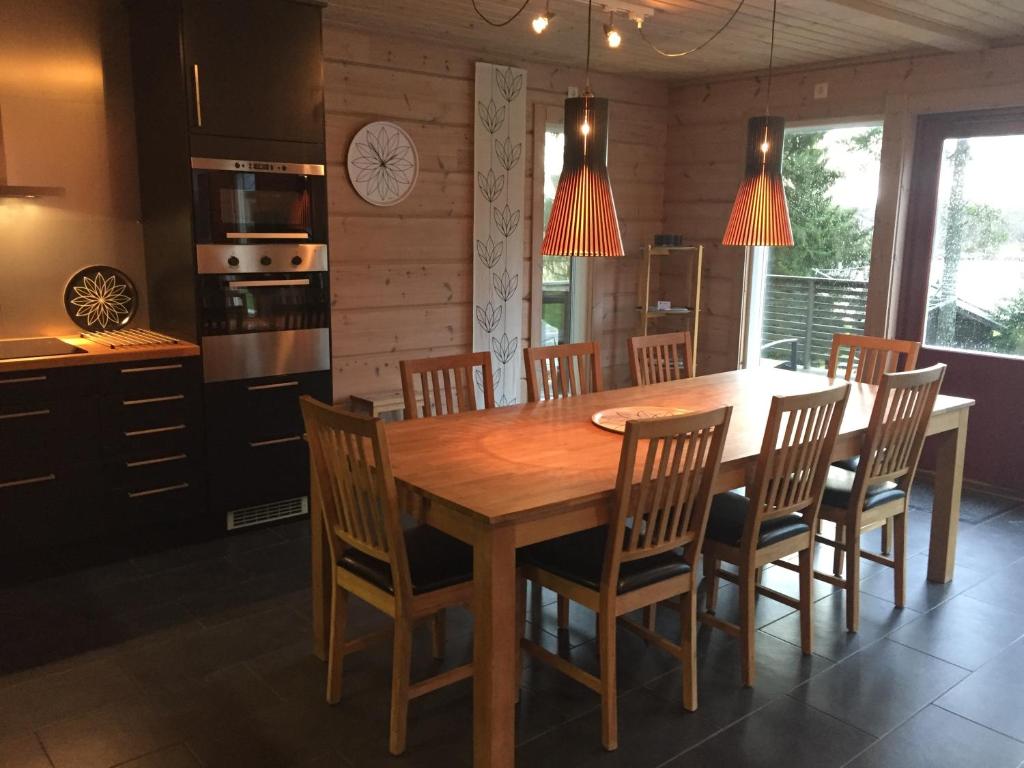 Kungsö的住宿－Rundbergs Stugor，厨房配有木制用餐室的桌椅