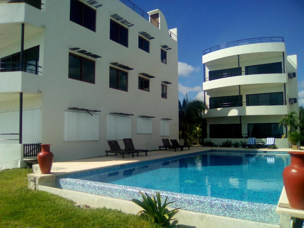 un edificio con piscina frente a un edificio en Penthouse with Roof Terrace - Costa Maya en Mahahual