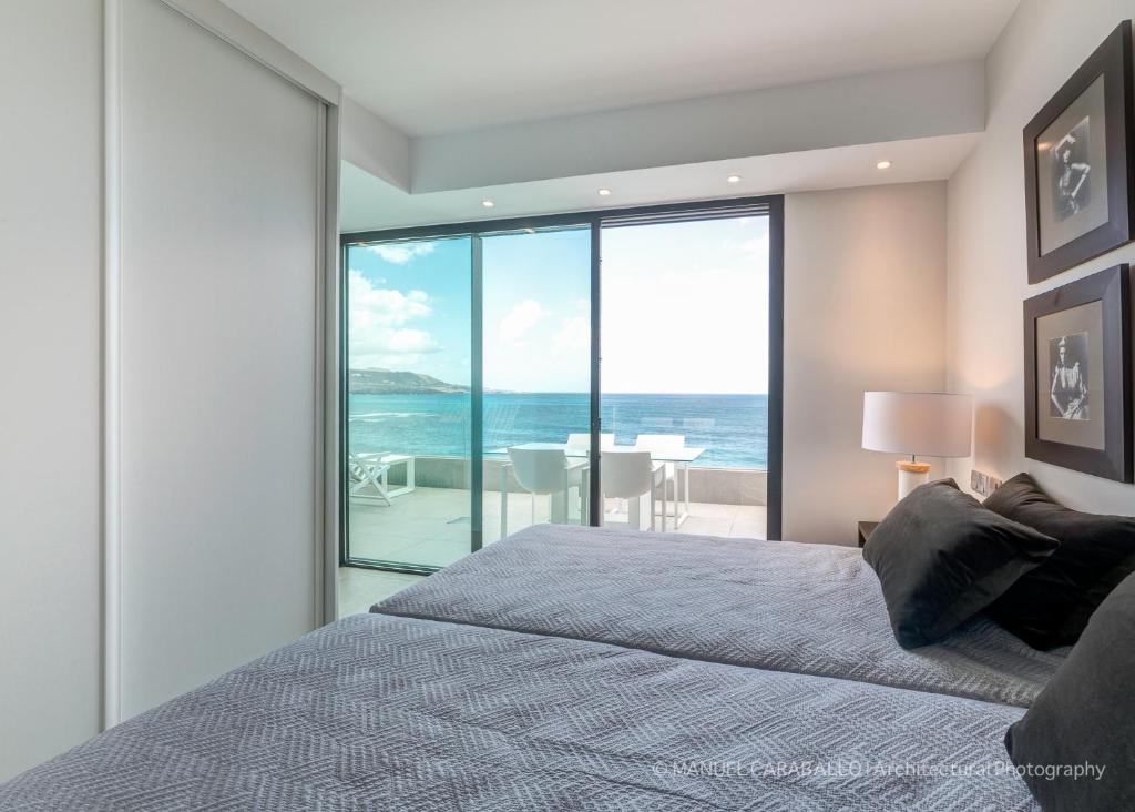 A bed or beds in a room at Penthouse Over The Sea