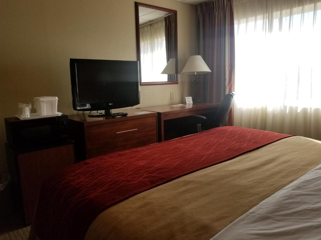 Postel nebo postele na pokoji v ubytování Ramada by Wyndham Downtown Spokane