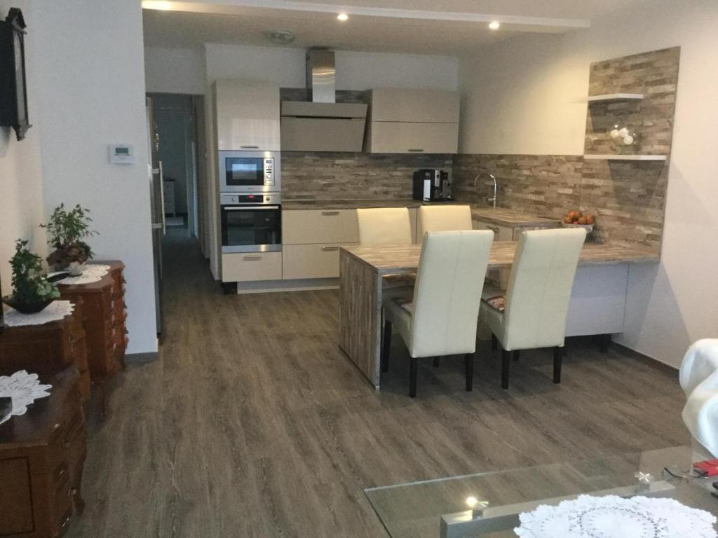 Kuchyň nebo kuchyňský kout v ubytování Holiday Home Balatonbereny 2