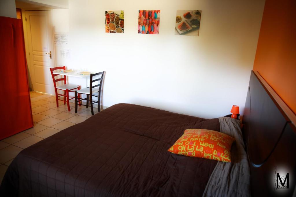 GaillèresにあるAu Coeur Des Landesのベッドルーム1室(ベッド1台、テーブル、椅子付)