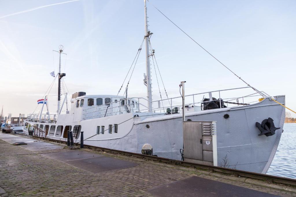 un gran barco blanco está atracado en el agua en M/S Svalbard B&B, en Ámsterdam