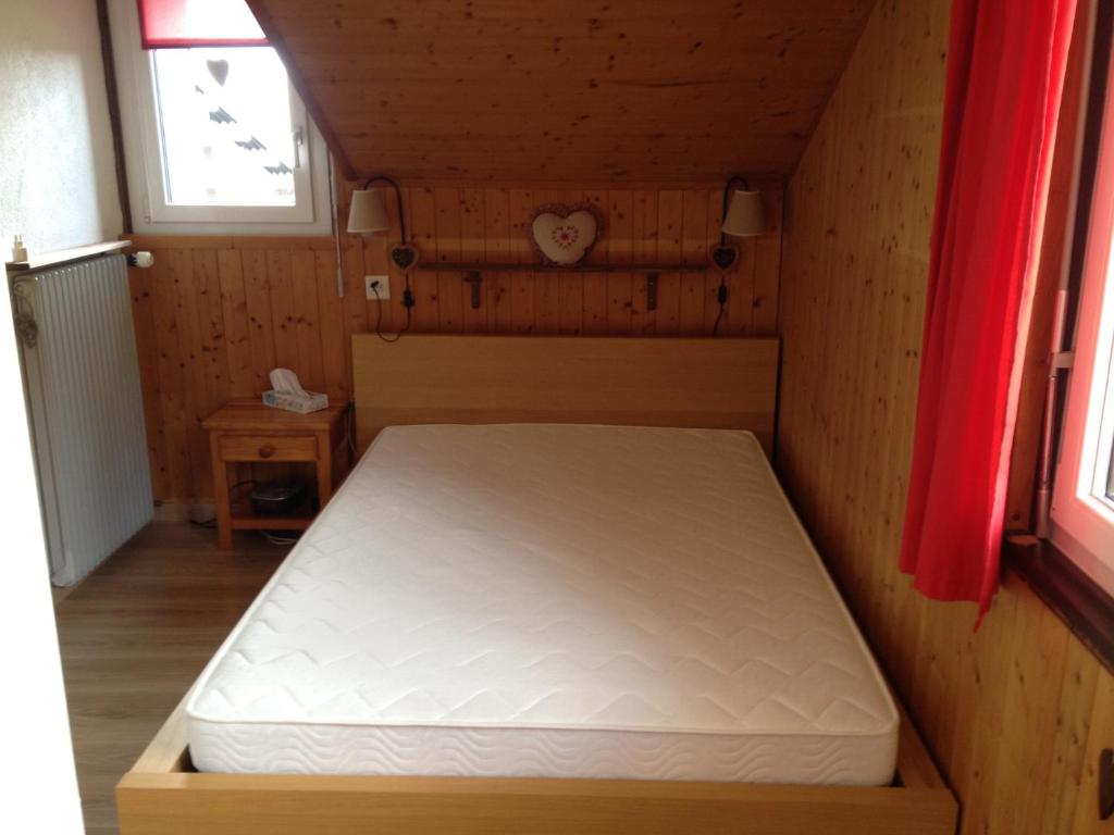 Postel nebo postele na pokoji v ubytování Romantic Chalet-Style Flat with Mountain View