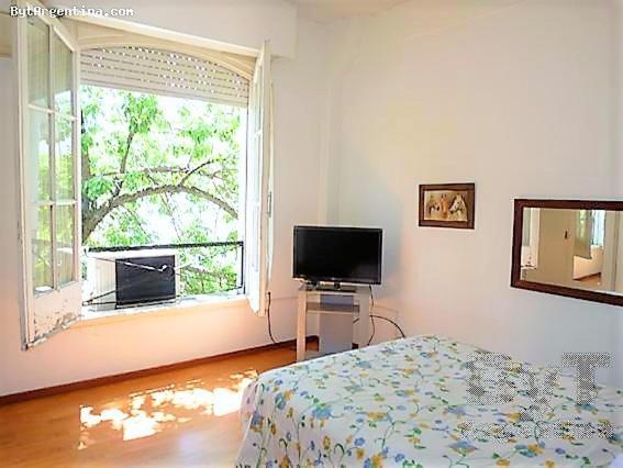 ブエノスアイレスにあるGorriti 3744 Pet & 420 Friendlyのベッドルーム(ベッド1台、テレビ、窓付)