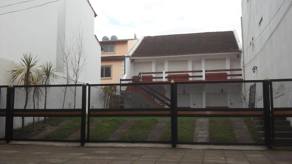 - une vue sur une maison depuis l'extérieur d'une clôture dans l'établissement Departamentos Reducción, à San Bernardo