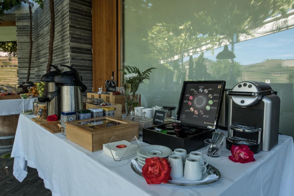 Příslušenství pro přípravu čaje a kávy v ubytování Quinta do Vallado - Douro Wine Hotel