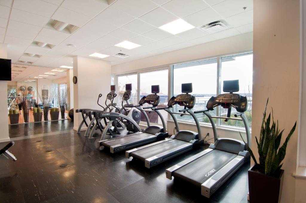 Fitness centrum a/nebo fitness zařízení v ubytování Pinnacle Hotel at the Pier