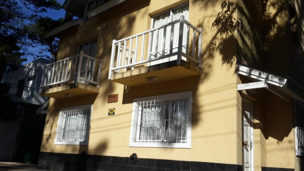 un edificio con 2 balcones en un lateral en Pinamar pato duplex - Solo Familias en Pinamar