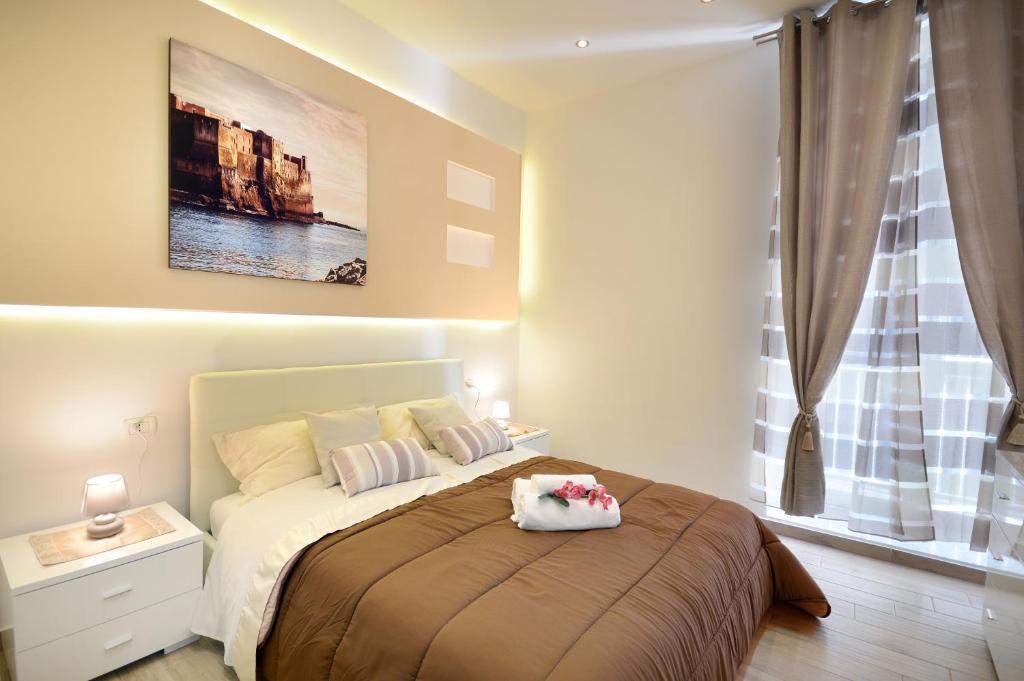 ナポリにあるAlexandra exclusive apartmentのベッドルーム(ベッド1台、窓付)