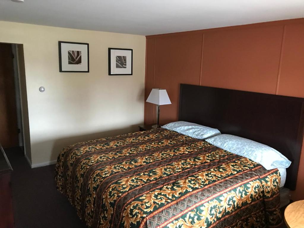 a hotel room with a large bed in a room at Angola Motel in Angola-on-the-Lake