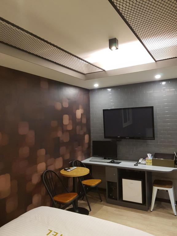 TV a/nebo společenská místnost v ubytování Line Motel