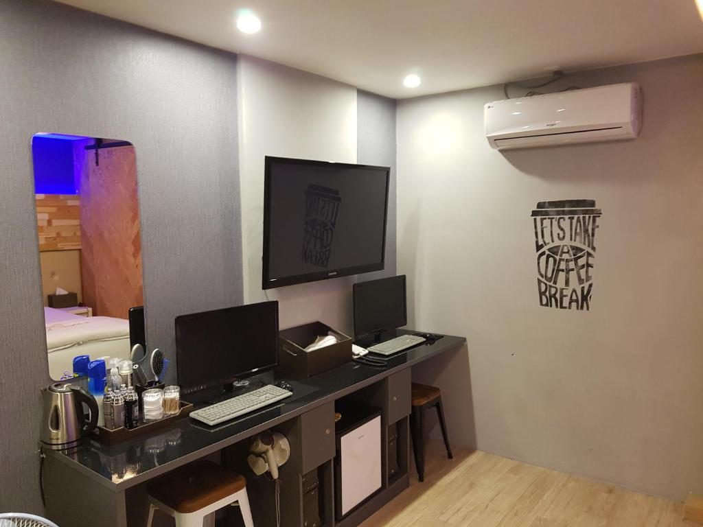 TV a/nebo společenská místnost v ubytování Line Motel