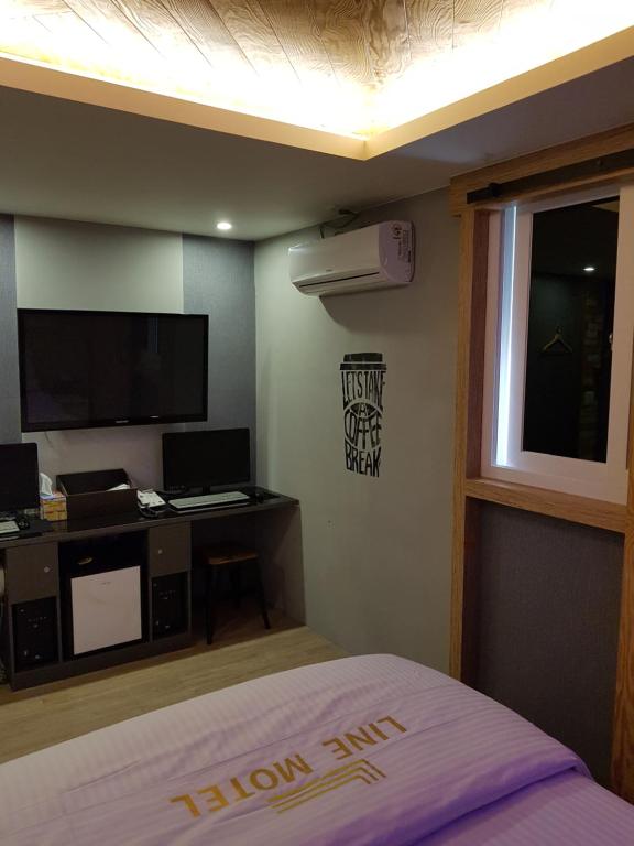 TV a/nebo společenská místnost v ubytování Line Motel