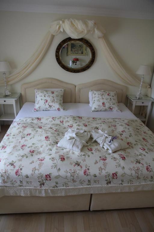 una camera da letto con un letto con copriletto floreale di Im Röseligarten a Wolfhausen