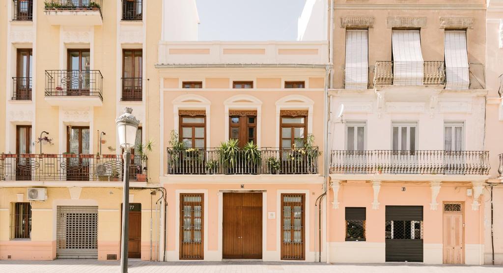 fachada de un edificio con ventanas y balcones en Barracart Apartments, en Valencia