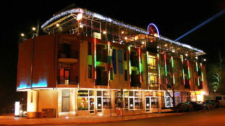 un bâtiment avec des lumières allumées la nuit dans l'établissement Ambaritsa Hotel, à Gorna Oryahovitsa