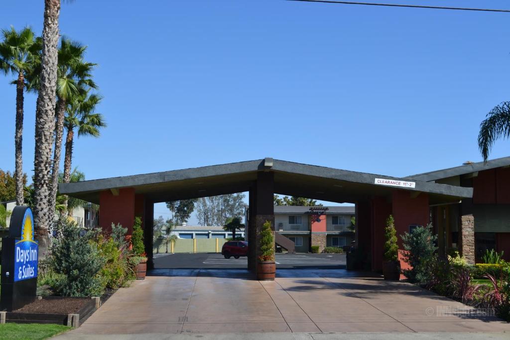 Days Inn & Suites by Wyndham Lodi photo