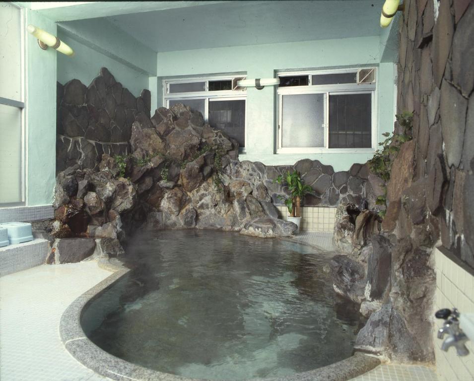 会津若松市にある東山温泉　元湯有馬屋の岩の部屋の大きなプール