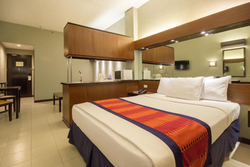 Postel nebo postele na pokoji v ubytování Microtel by Wyndham Eagle Ridge
