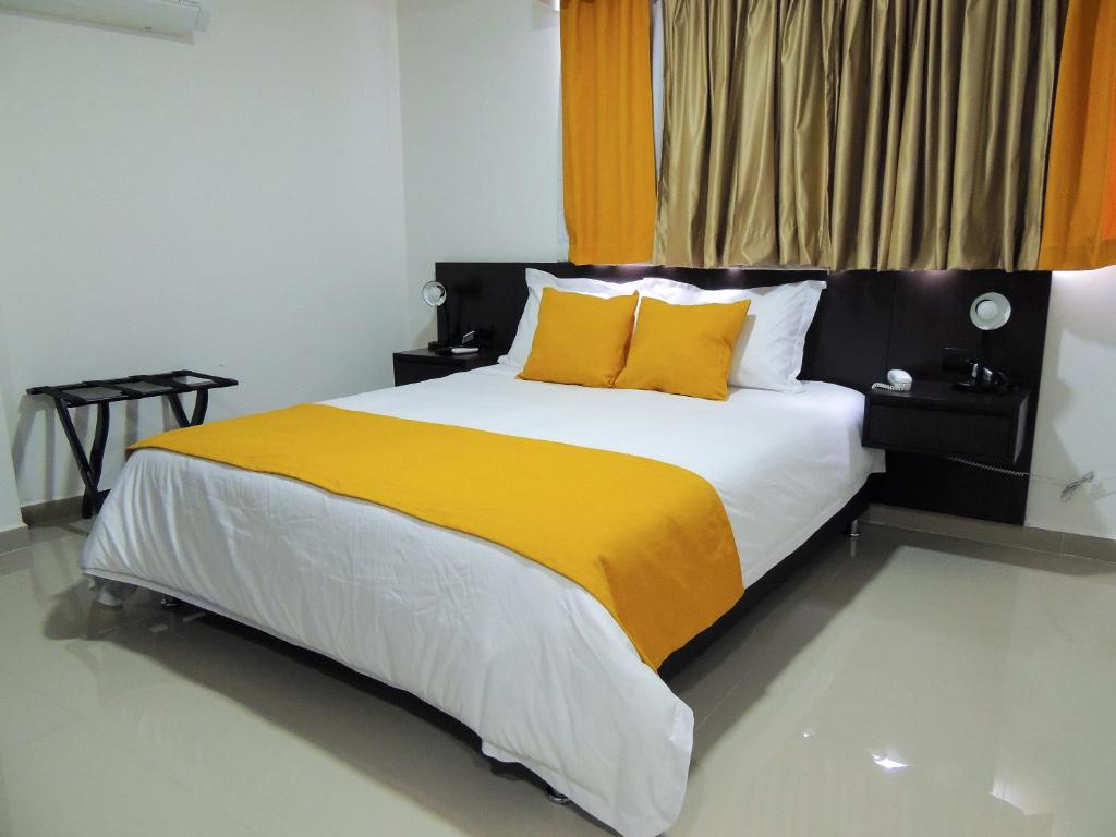 Un pat sau paturi într-o cameră la Hotel San Martin