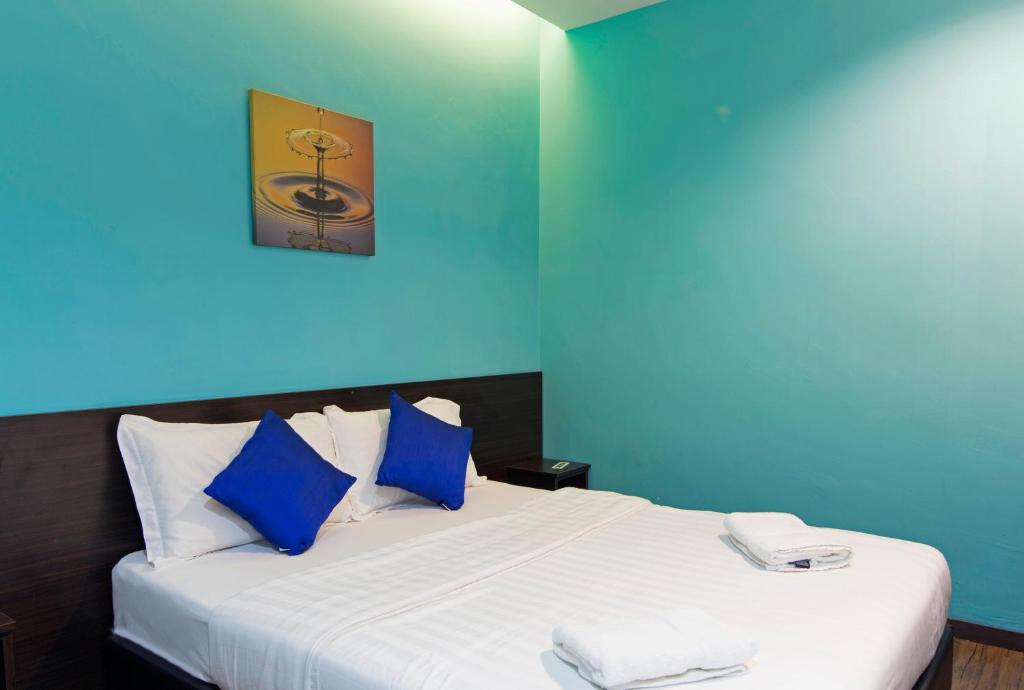 Postel nebo postele na pokoji v ubytování Clover Hotel Ipoh