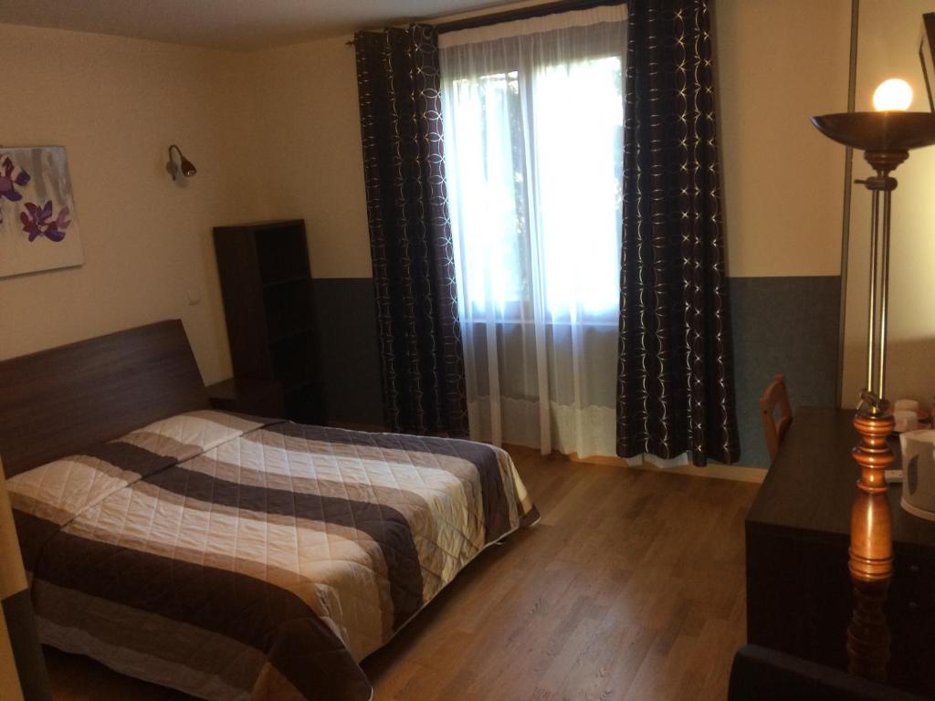 Postel nebo postele na pokoji v ubytování LOGIS Hôtel Le Chantoiseau